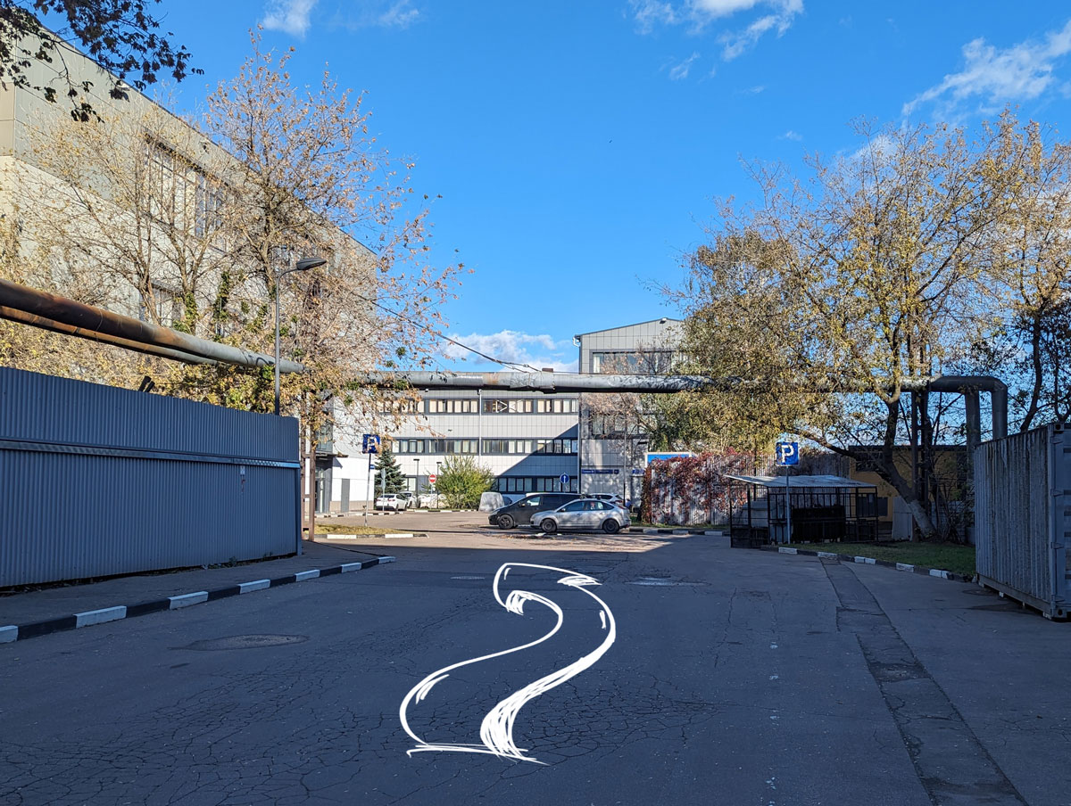 Прямо 150 м до 3-х этажного здания с паркингом и сквером с елями. Прямо 150 м до 3-х этажного здания с паркингом и сквером с елями.