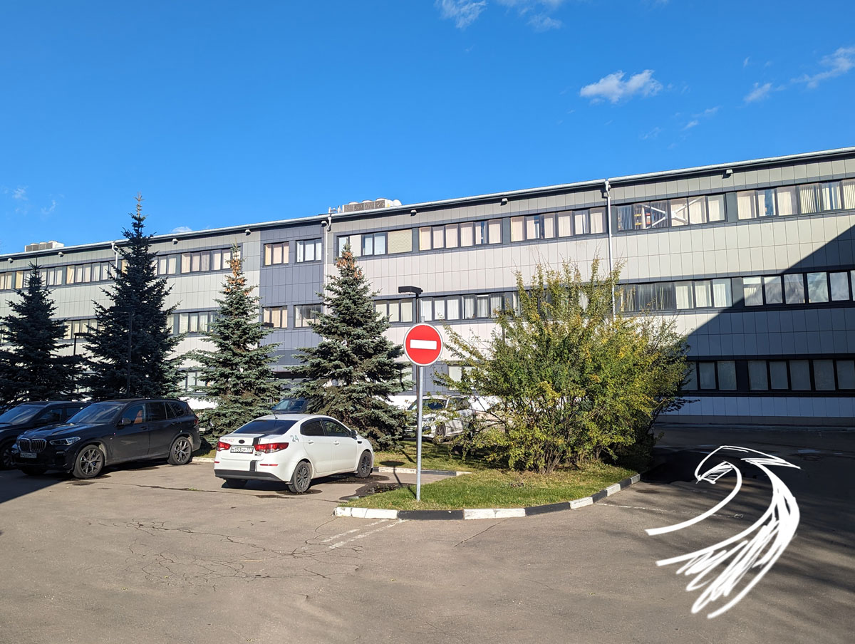 Налево за сквером находится наш паркинг Налево за сквером находится наш паркинг