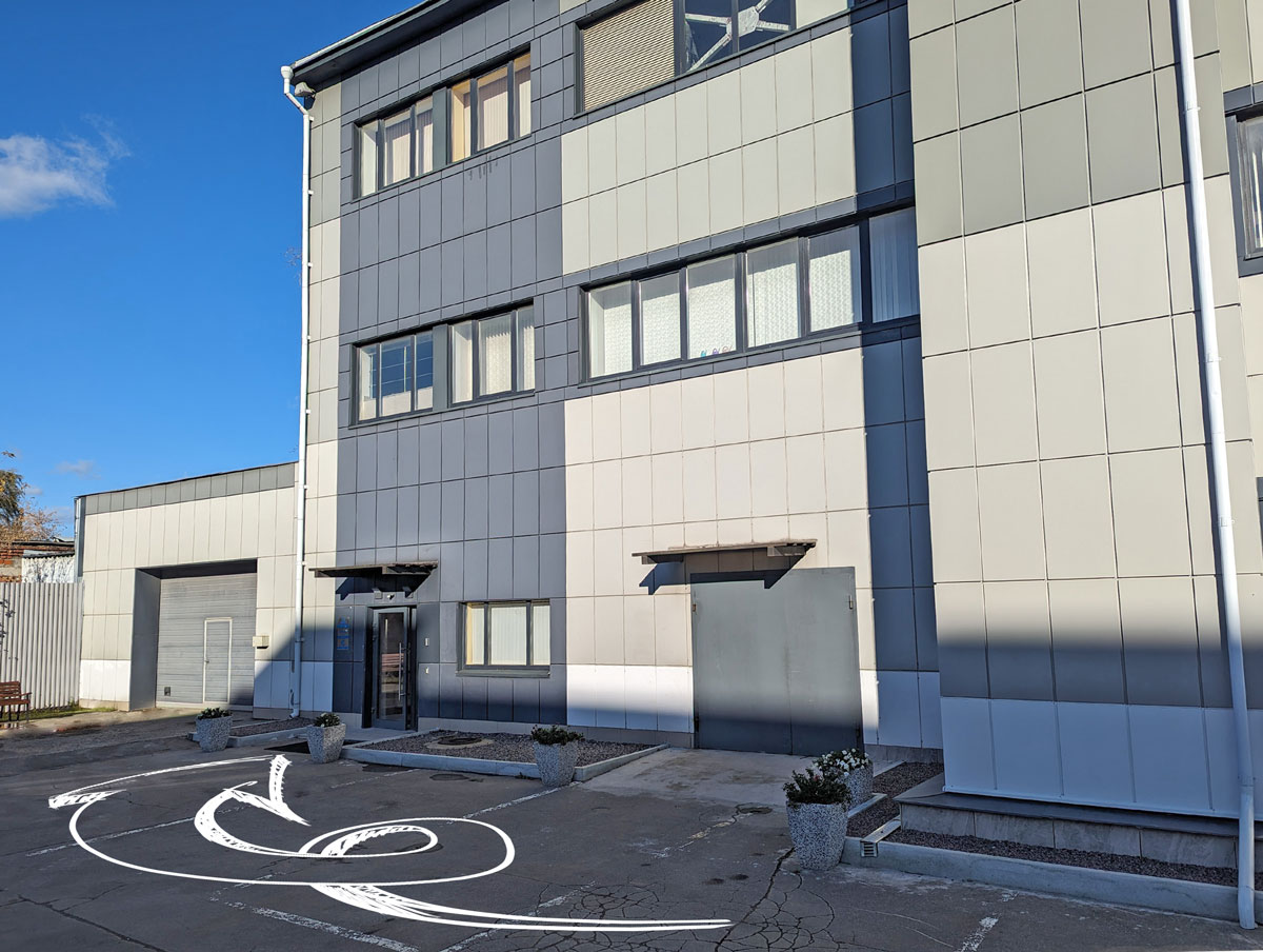 Вход для клиентов, склад и зона погрузки здесь же. Вход для клиентов, склад и зона погрузки здесь же.